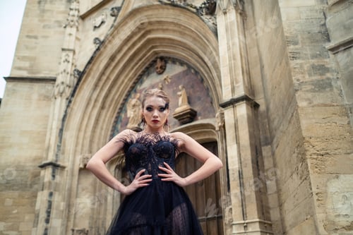 Preview: A stylish bride in a black wedding dress in the ancient French city of Avignon. A model in a black