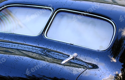 Preview: Rear windscreen view of the vintage car