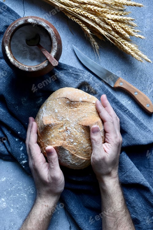 Preview: Person holding freshly baked bread