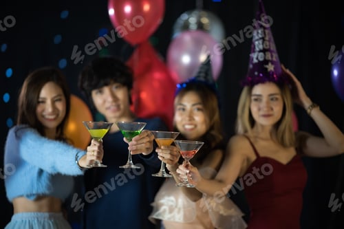 Visualização: retrato de jovens se divertindo com a amizade na tradição do ano novo