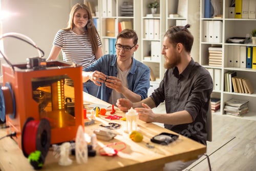 Vorschau: Gruppe von Designern, die 3D-Drucker verwenden