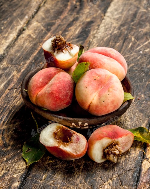Preview: Fresh peaches in a bowl.
