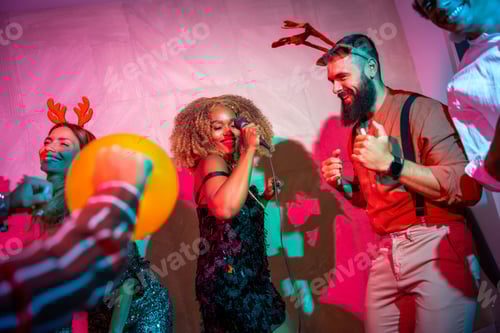 Visualização: Amigos dançando e cantando karaokê na festa de Ano Novo