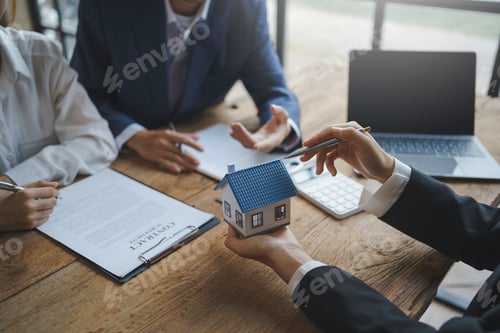 Preview: Real estate agents offer customers a sample house to view and explain in more detail after agreeing