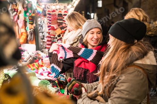 Preview: Happy young women shopping at Christmas market in Innsbruck