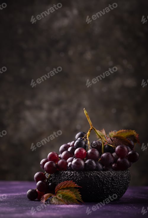 Preview: Purple grapes on violet background