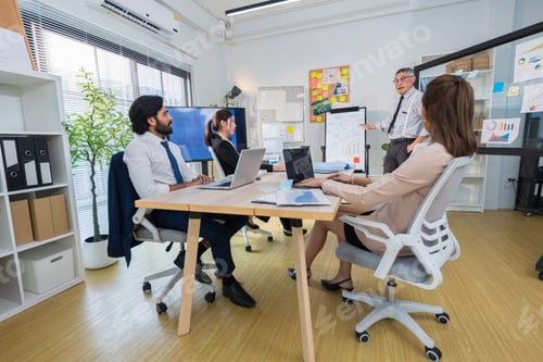 Visualização: Profissionais de negócios discutindo projeto em um escritório moderno