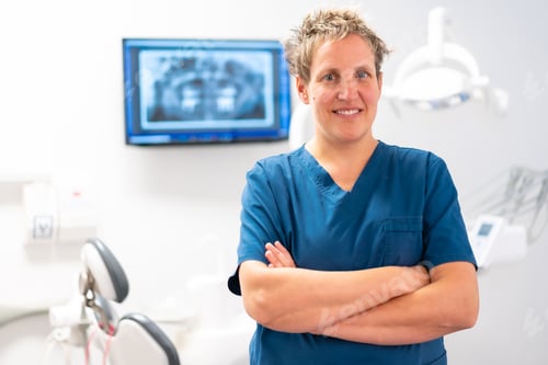 Preview: Dental clinic, portrait of caucasian female dentist in operating room
