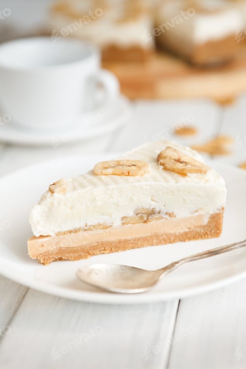 Vista previa: Delicioso pastel de plátano sobre la mesa