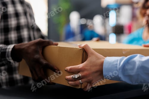 Preview: Customer holding cardboard box