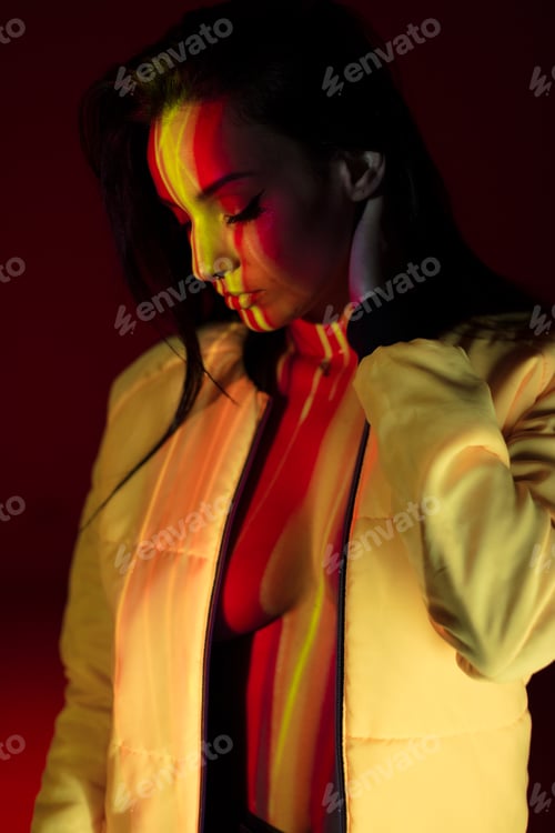 Vista previa: Pretty stylish woman with light on face
