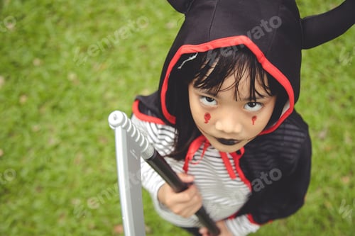 Preview: Happy Halloween! The cute little girl in Halloween costume