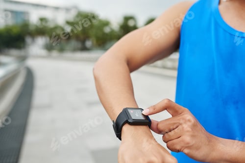 Preview: Fitness tracker showing heart rate