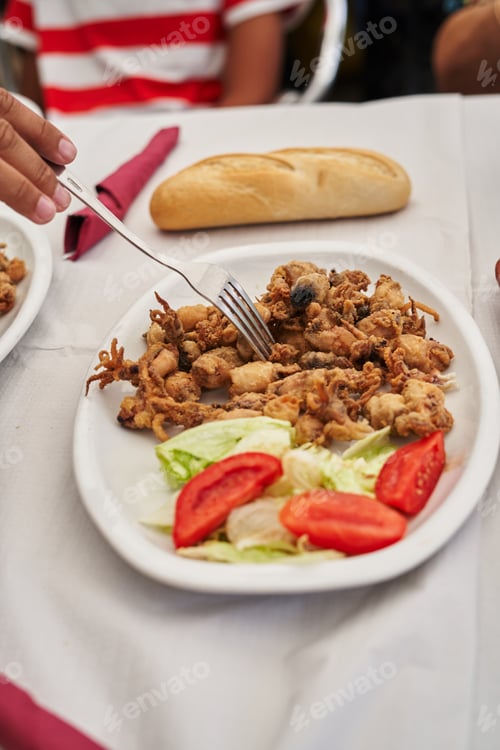 Preview: White plate with fried chicken, lettuce and tomato
