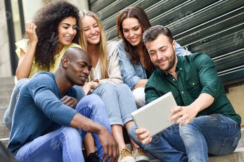 Preview: Multi-ethnic group of young people looking at a tablet computer