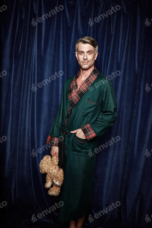 Preview: Male entertainer in smoking jacket holding teddy bear