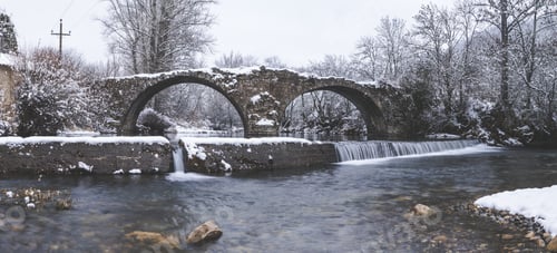 Preview: River streaming between snow forest