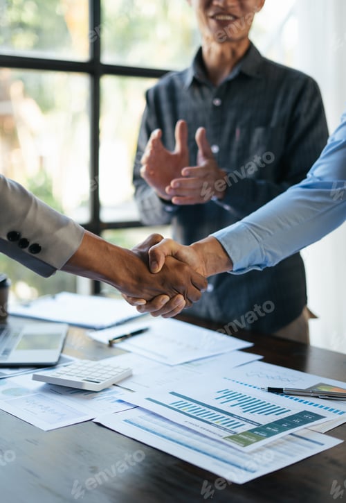 Preview: Close-up two business men holding hands, Two businessmen are agreeing on business together and shaki
