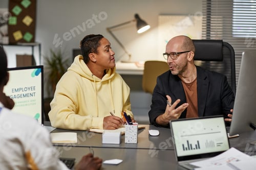 Vista previa: Reunión de negocios tardía en la oficina