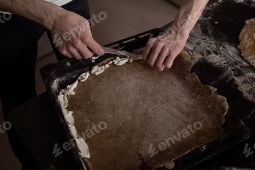 Preview: Male hands making pizza at home