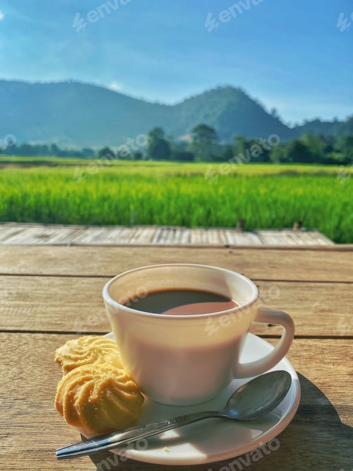 Preview: Hot coffee and breakfast amid the view of the lush mountain fields are so beautiful.
