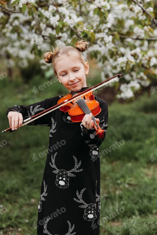 Preview: A talented girl plays the violin
