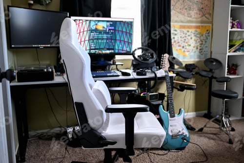Preview: Gaming chair and desk in a teenage boy's room