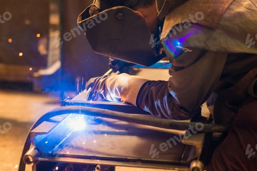 Preview: Man welding