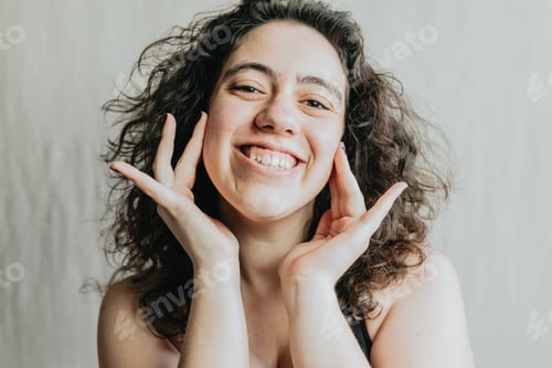 Preview: Cheerful Woman Smiling in Studio with Natural Hair