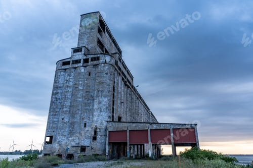 Preview: Abandoned grain elevator on the shore of Lake Erie outside Buffalo, New York, USA