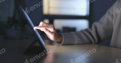 Preview: Using tablet computer at night