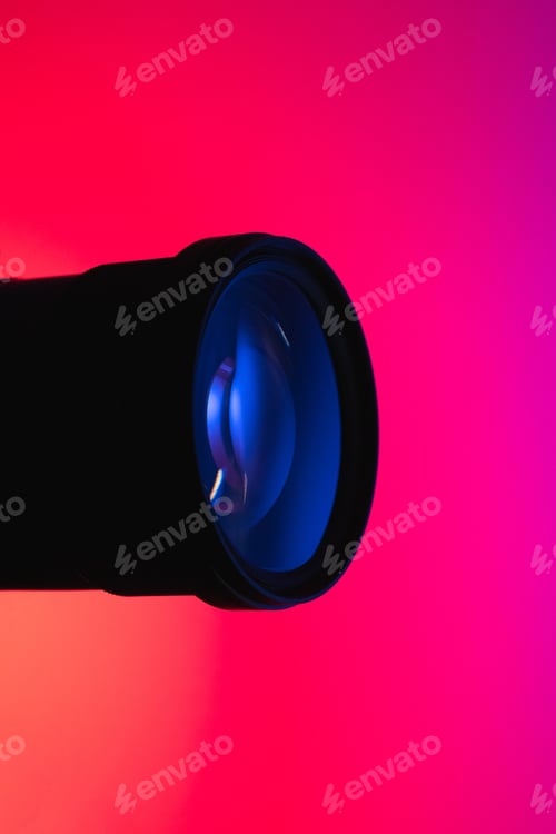 Preview: Vertical shot of a camera lens on a pink gradient background