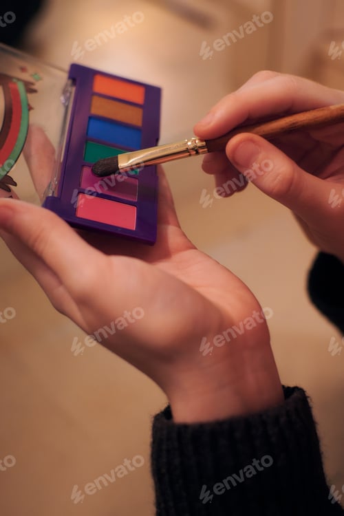 Preview: Close-up of a woman's hands using a make-up brush
