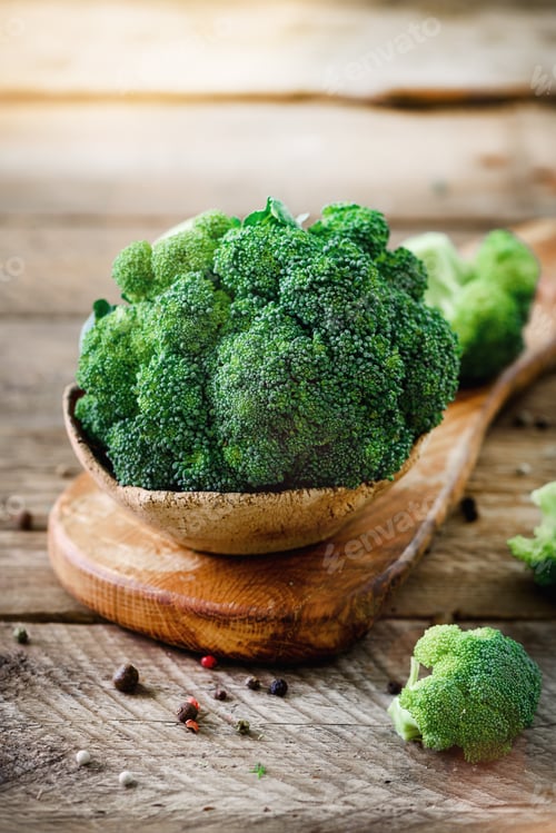 Preview: Fresh organic broccoli on wooden table close up with copyspace