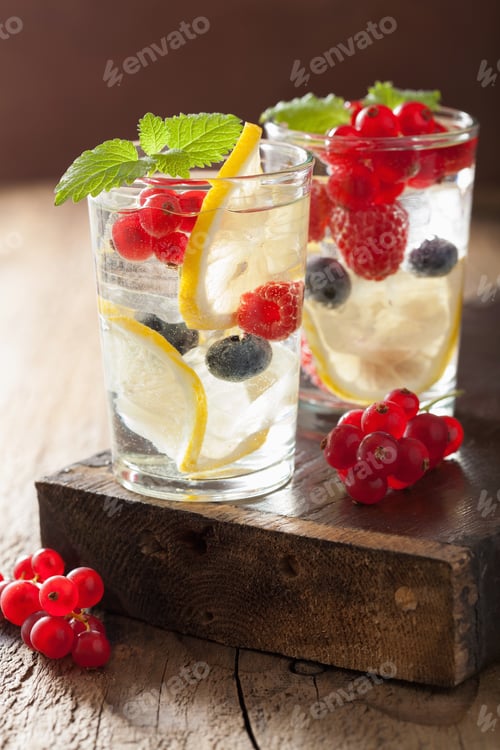 Preview: summer lemonade with berry and lemon