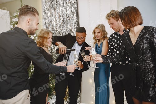 Vorschau: Internationale Leute haben Spaß in einem partygeschmückten Raum