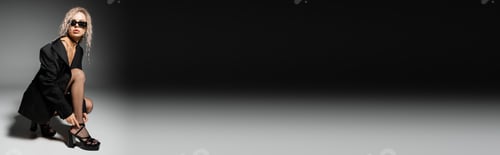 Vista previa: mujer seductora y elegante con gafas de sol oscuras, blazer y medias sandalia de tacón con cierre