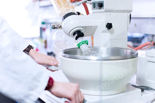 Preview: Scientist in lab