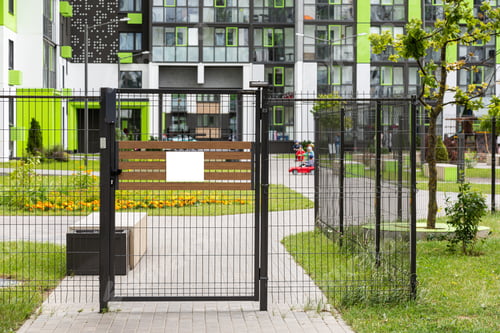 Preview: Gate with blank tablet of entrance in yard of block of flats
