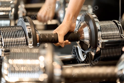 Preview: Hand of a woman holding variable dumbbells