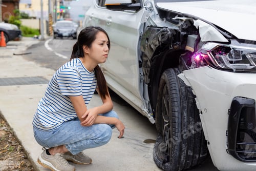 Preview: Woman encounter car accident on the road