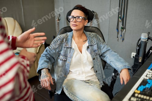 Preview: Colleagues in recording room
