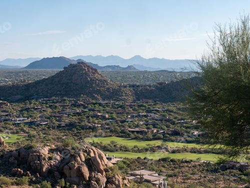 Vorschau: Luftaufnahme der Stadt im Tal mit Herrenhäusern, Straßen, Golfplatz in Fountain Hills, Arizona, USA.