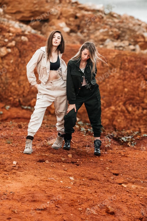 Preview: Two girls, in a post-apocalyptic place passer-by on Mars