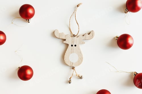 Vista previa: Wooden deer shaped Christmas ornament and small red balls