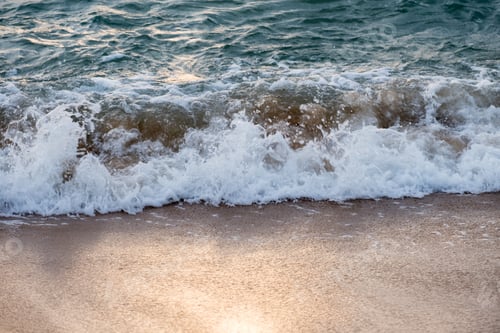 Preview: Wave splash on tropical beach