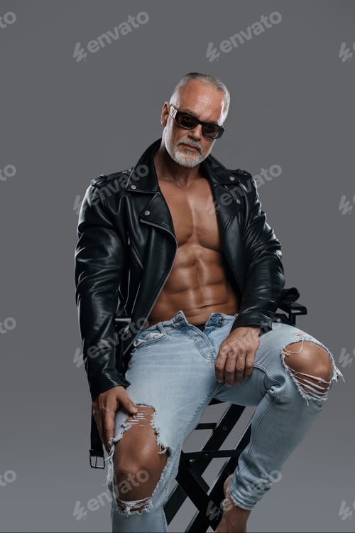 Preview: Charismatic muscular male model of mature age