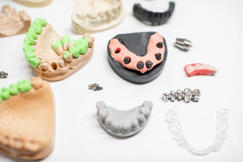 Preview: Artificial jaw models with dental implants