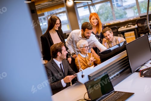 Preview: Senior businesswoman working together with young business people in modern office