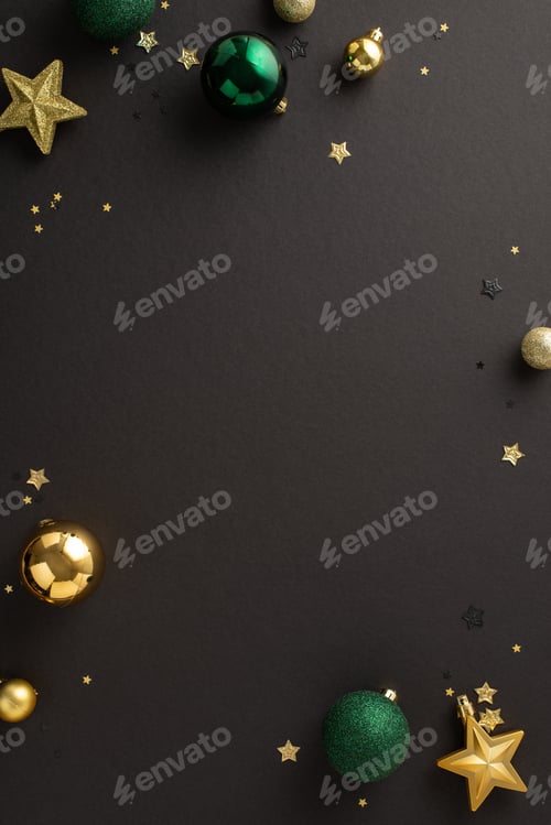 Visualização: A magia do feriado se desenrola: vista superior vertical de luxuosos ornamentos verdes e dourados, estrelas cintilantes